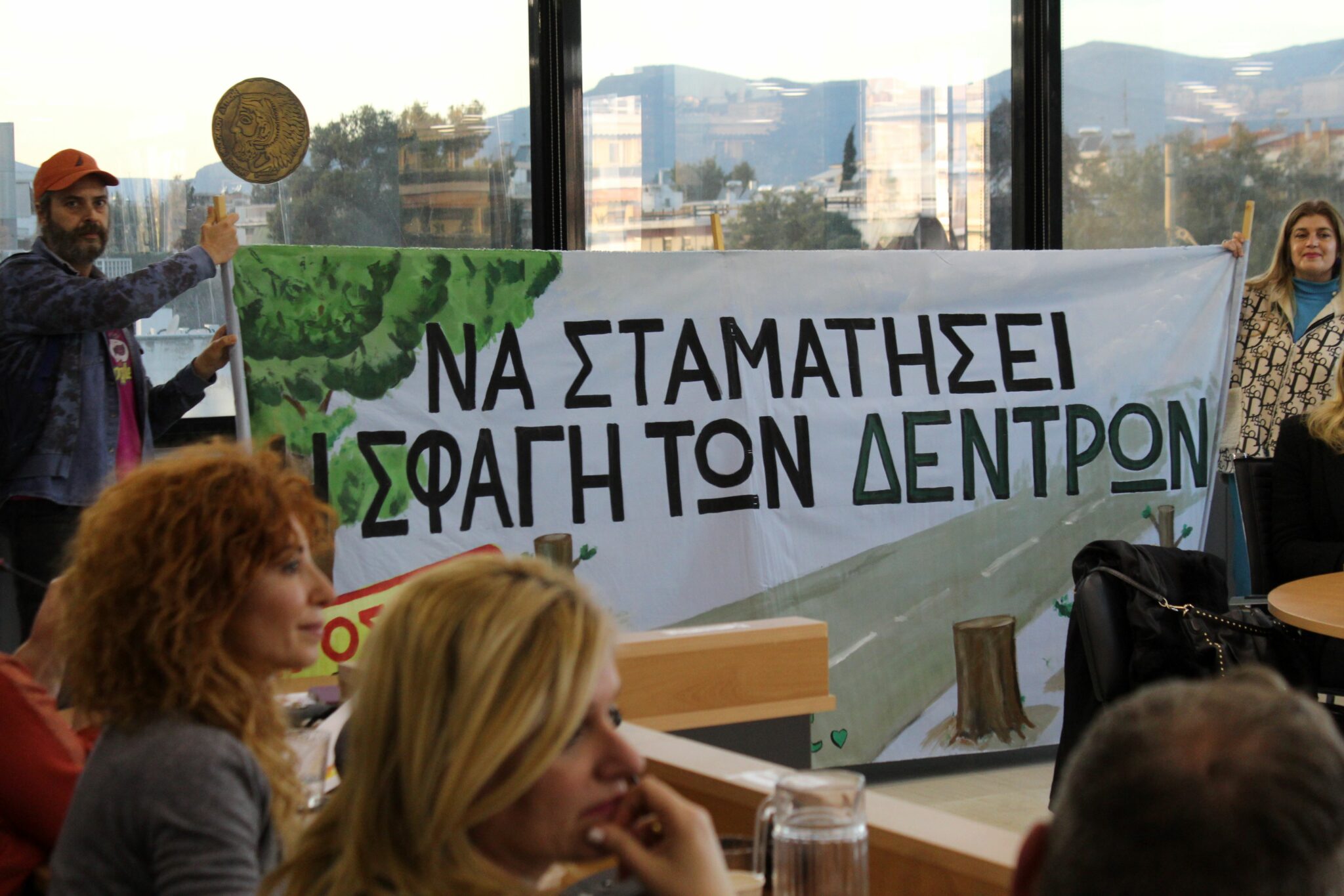 Κόβουν δυο μεγάλα δένδρα επειδή εμποδίζουν τις κατασκευές στην Κουντουριώτου